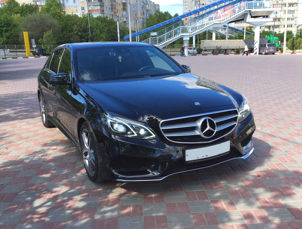 Машина на свадьбу чёрный Мерседес w212 рестайлинг 2014 - картинка