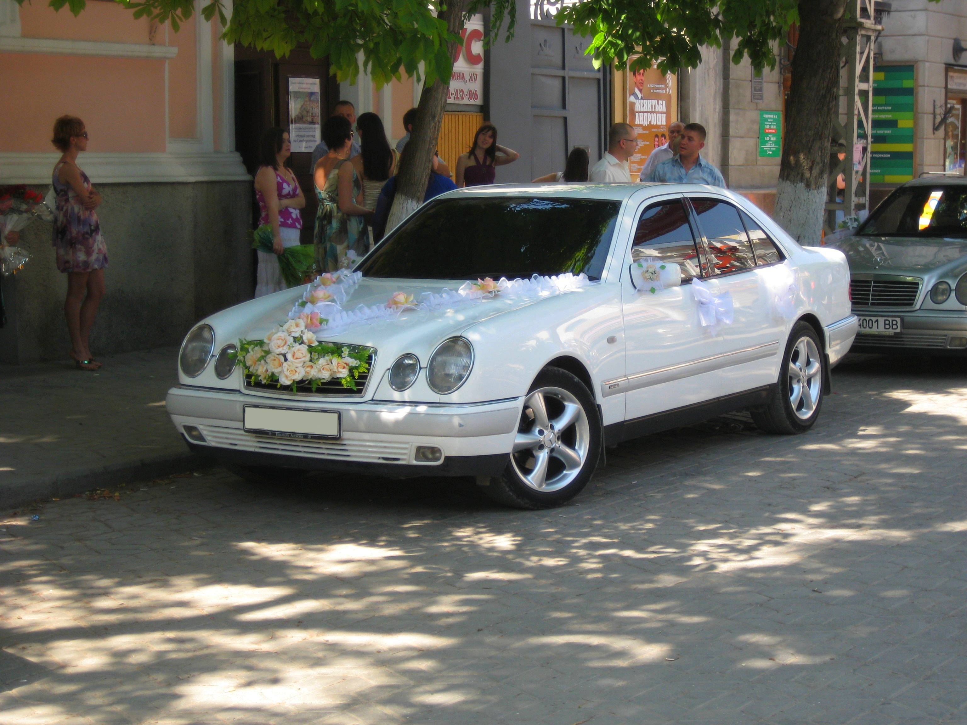 Свадебная машина. Украшение на белый Мерседес фото
