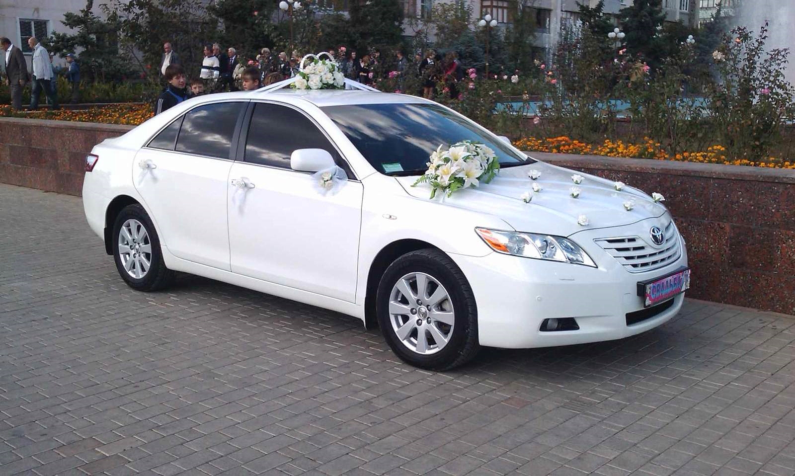 Свадебные машины Тойота Камри 40 2008 белого цвета - Фото